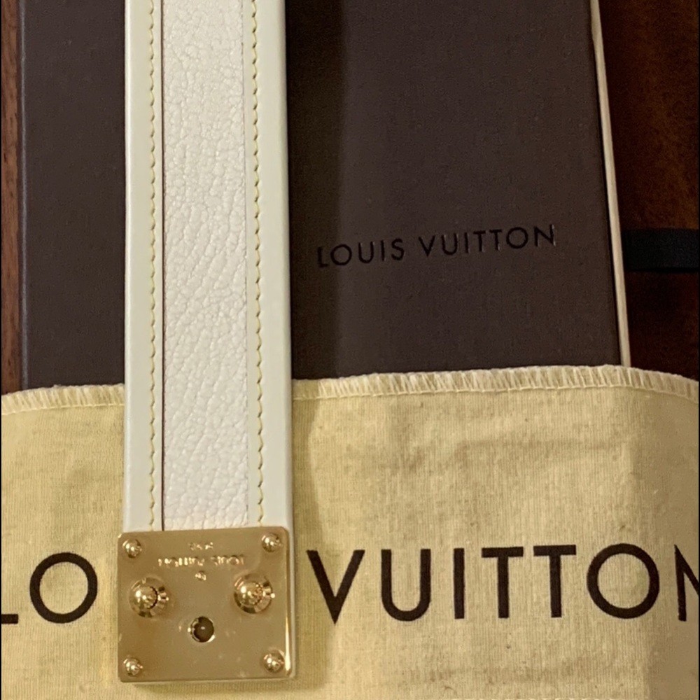 Louis Vuitton Suhali leather cuff bracelet - Picture 2 of 8